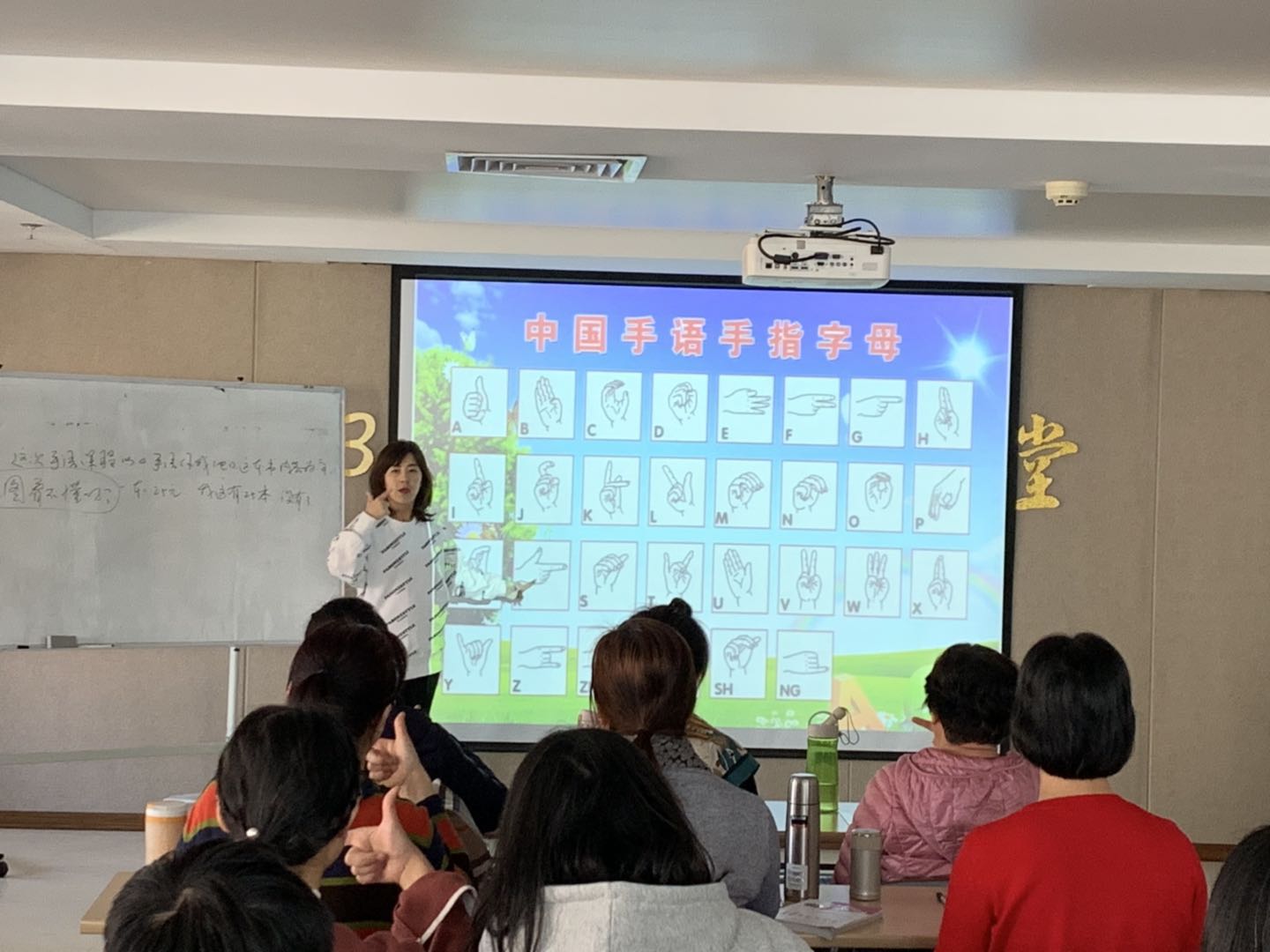 图为培训现场 图为培训现场