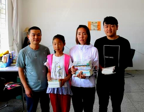 图为刘春（左一）、女孩（左二）、班主任老师（右二）、女孩哥哥（右一）合影