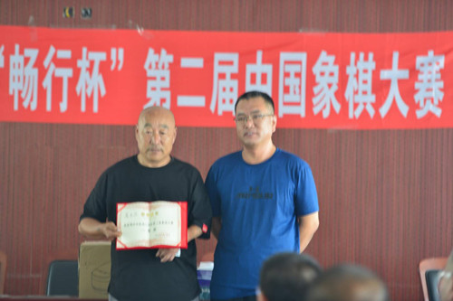图为市残联组宣科刘卫民科长为获得一等奖的选手颁奖