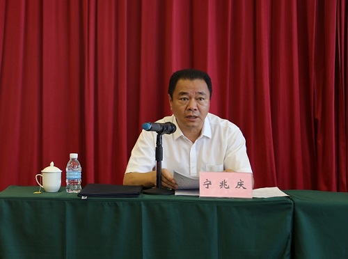 市残联党组书记、理事长宁兆庆代表执行理事会向主席团作工作报告
