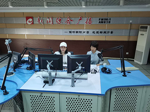 图为朝阳市残联党组书记、理事长（右）在直播间接受记者现场采访并解答听众热线电话