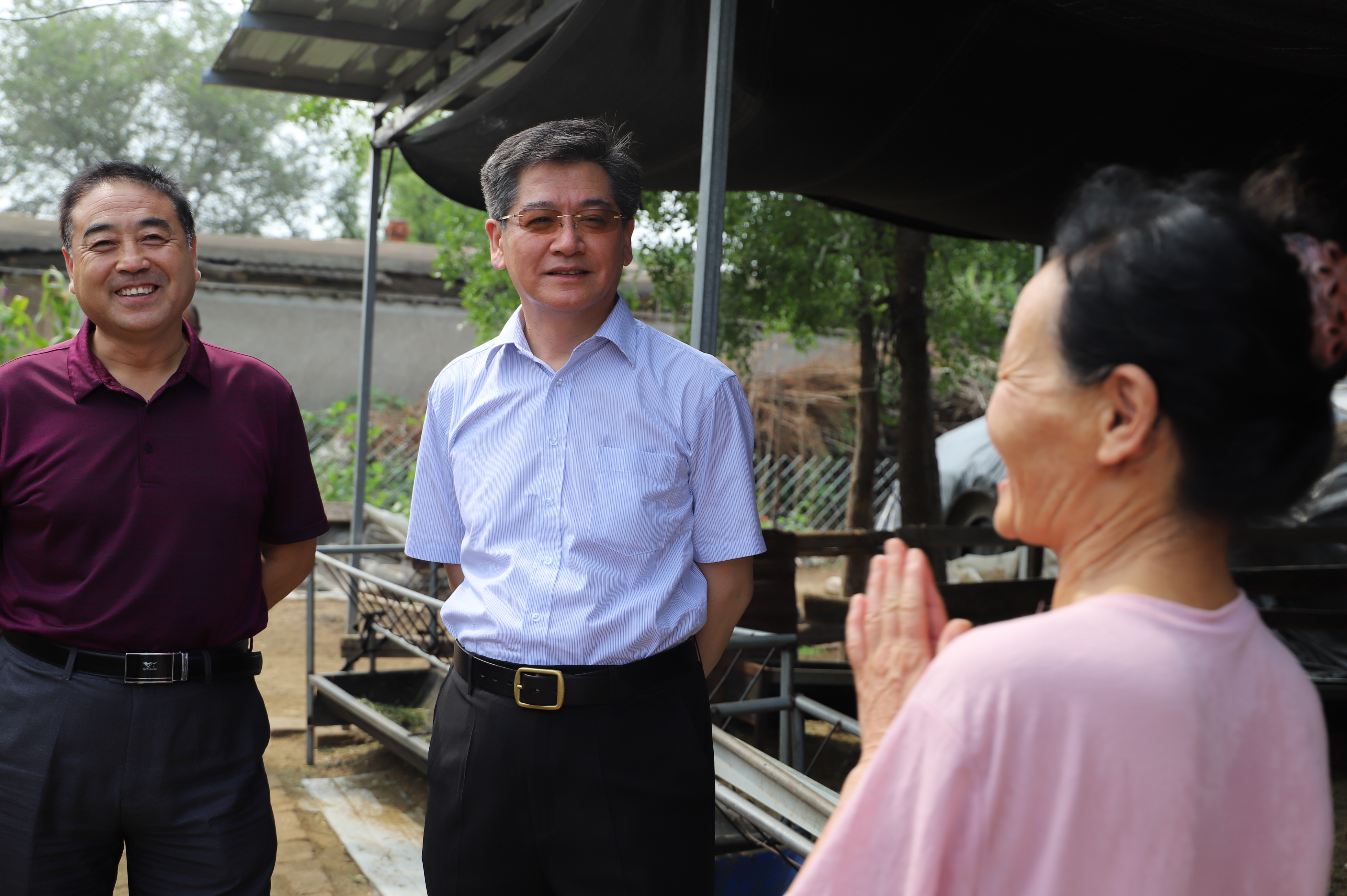 图为省残联党组成员、副理事长张志斌（左二）朝阳市政府副秘书长张久龙（左一）走访一户多残贫困残疾人家庭