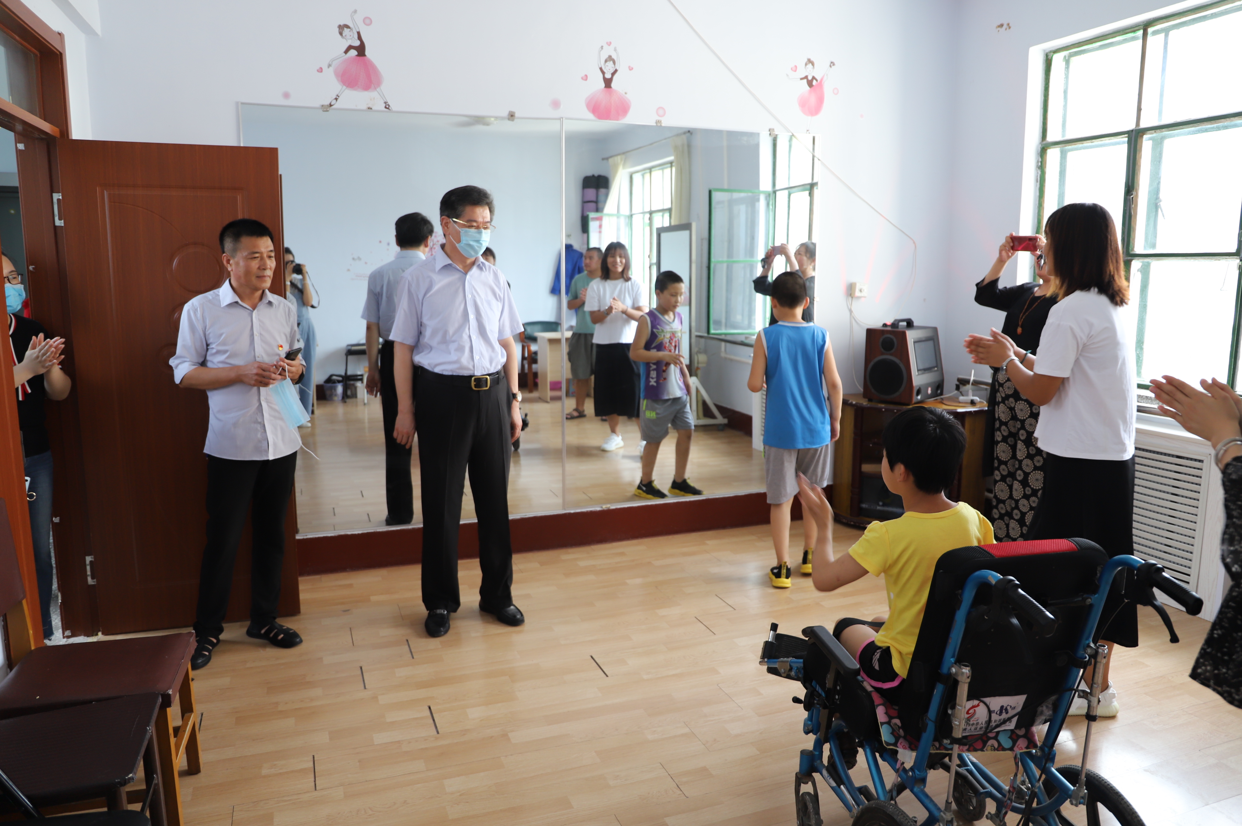 图为省残联党组成员、副理事长张志斌（左二）走访北票市残疾人康复托养中心
