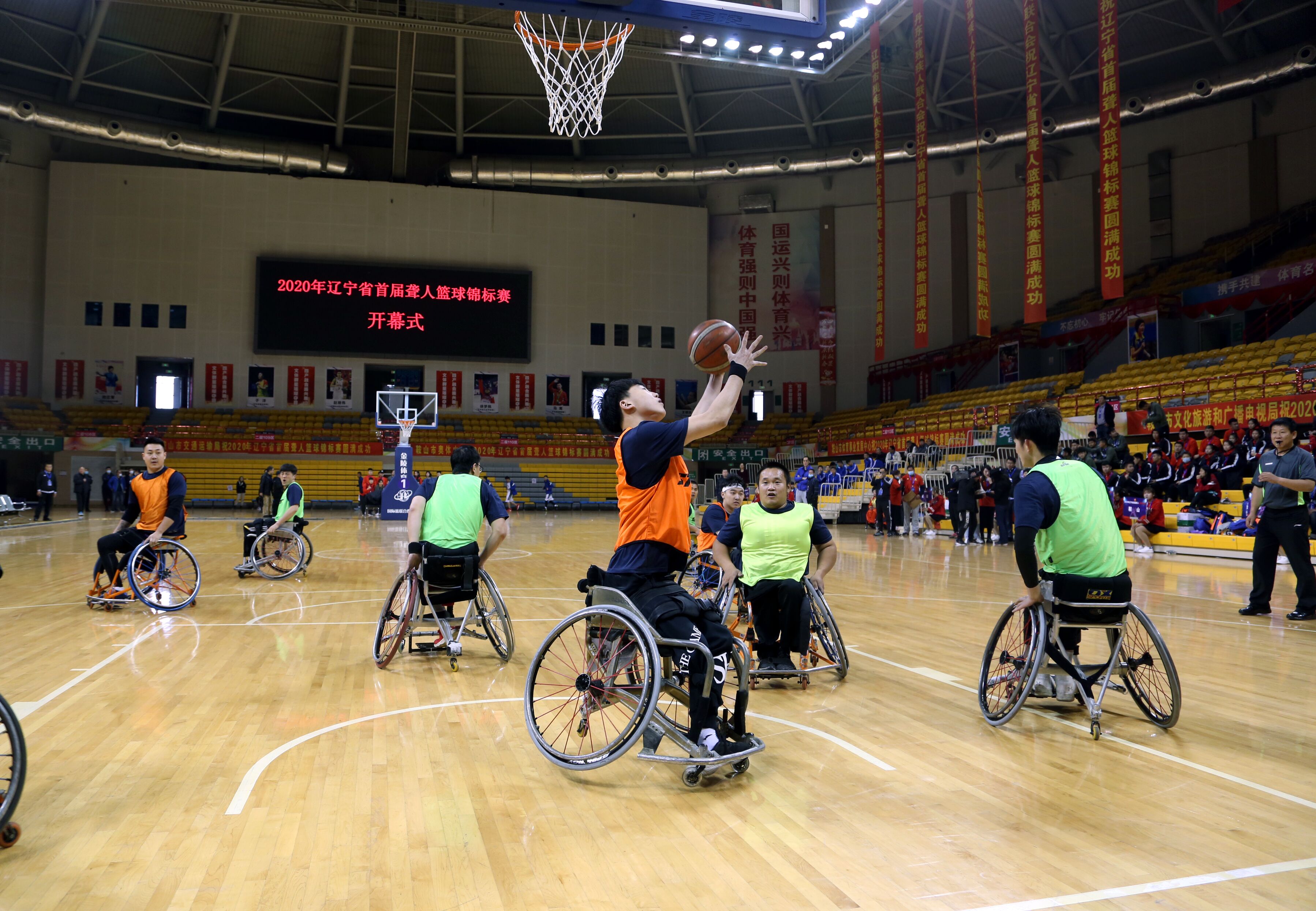 图为辽宁省轮椅篮球队进行赛前热场表演