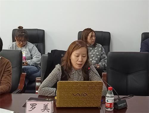 图为市委党校副教授罗美授课
