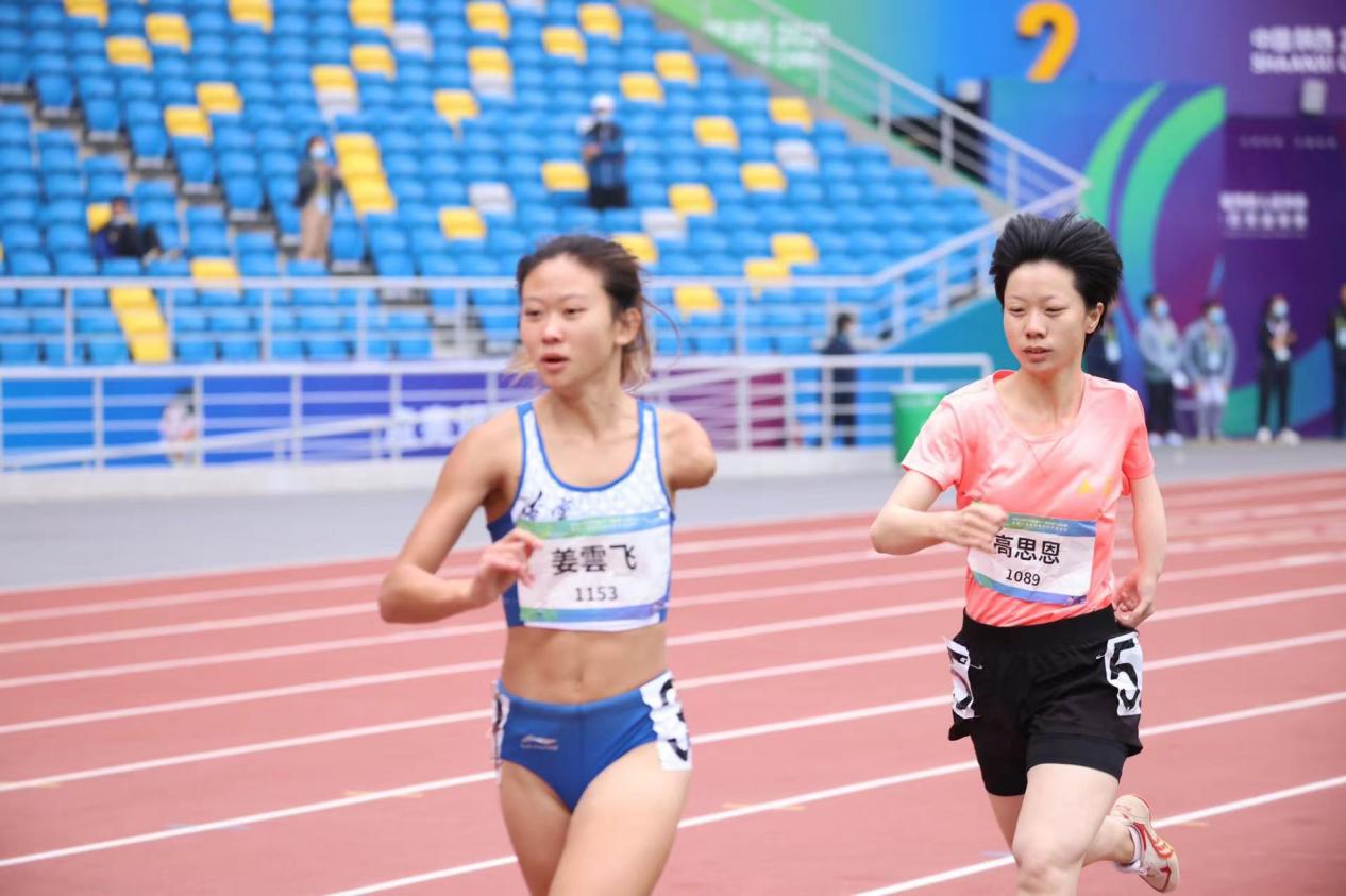 图为我省运动员姜雲飞正在冲击田径女子T46级800米金牌