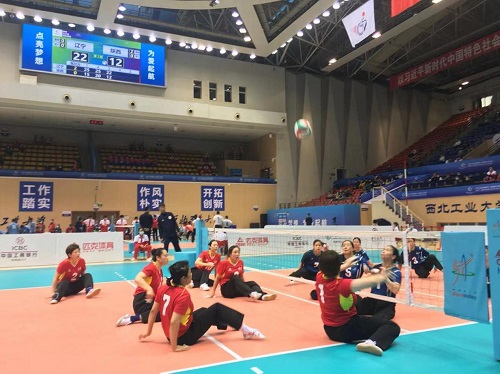 图为我省坐式排球队对抗东道主陕西队比赛瞬间 图为我省坐式排球队对抗东道主陕西队比赛瞬间