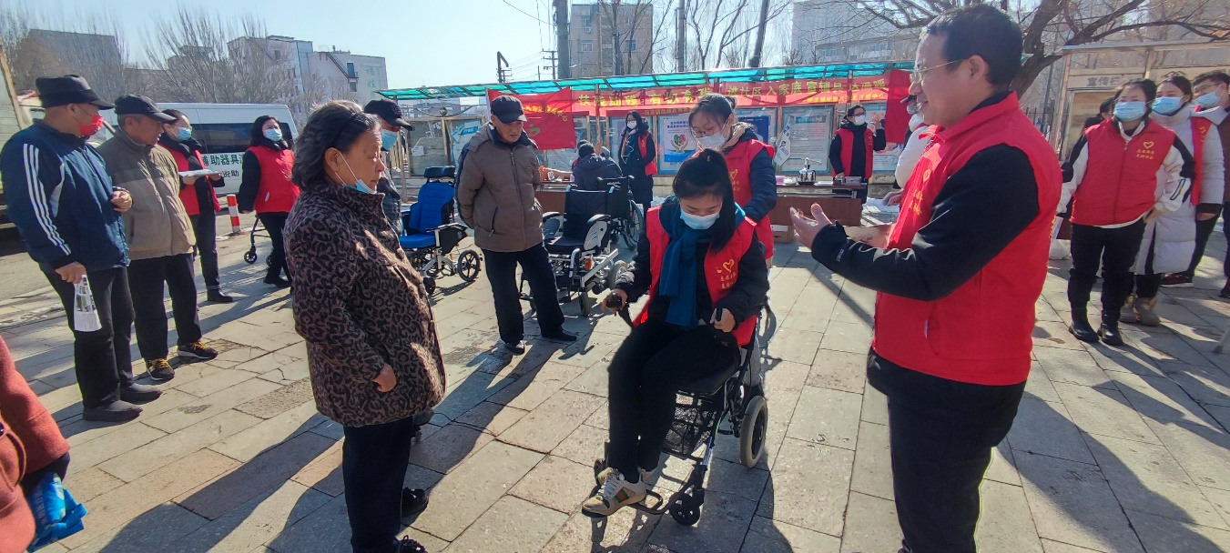 图为介绍轮椅正确使用方法