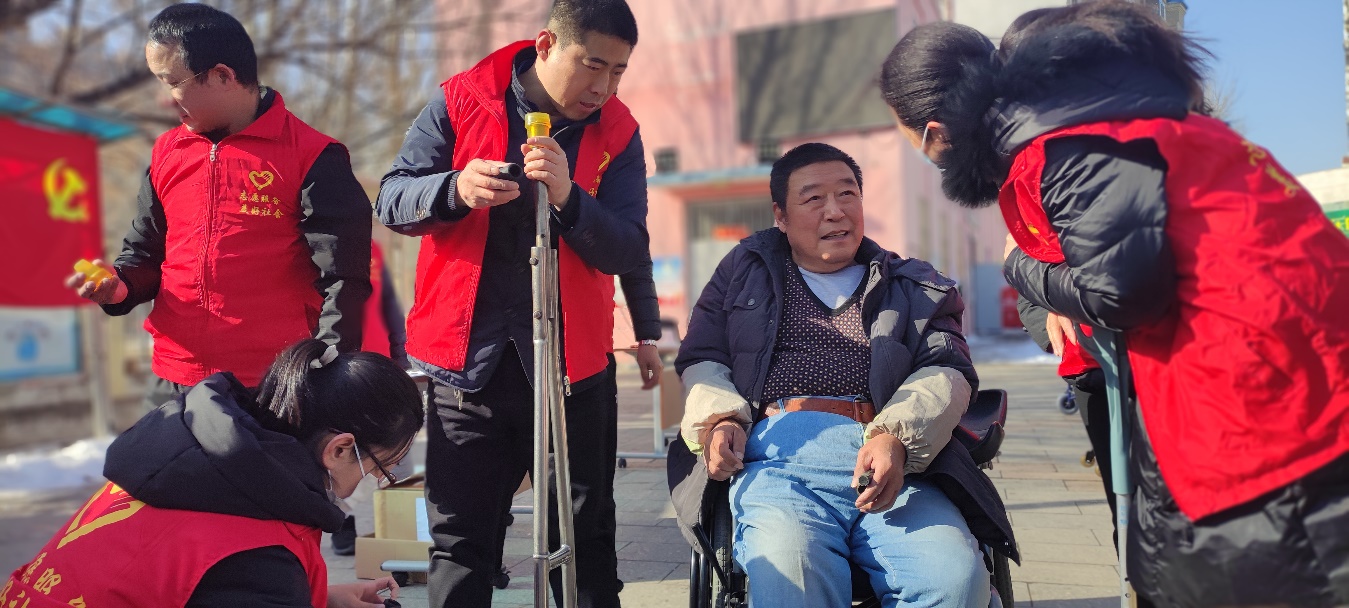 图为为残疾人更换拐杖皮头