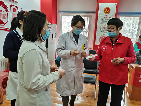 图为发放免费按摩卡 图为发放免费按摩卡