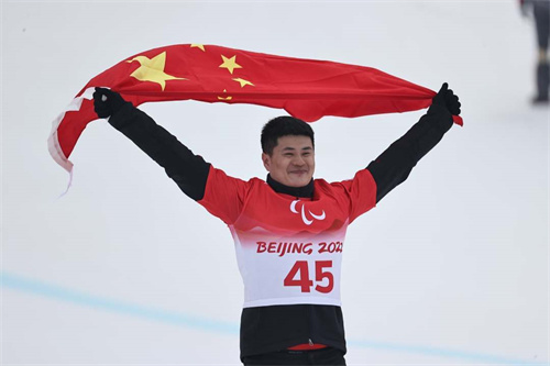 图为辽宁籍运动员孙奇在冬残奥会比赛现场
