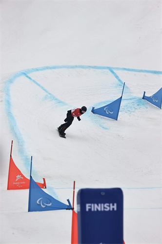 图为辽宁籍运动员孙奇在冬残奥会比赛现场