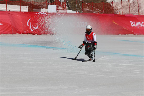 图为辽宁籍运动员刘思彤在冬残奥会比赛现场