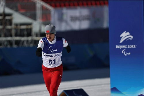 图为辽宁籍运动员邱铭洋在冬残奥会比赛现场
