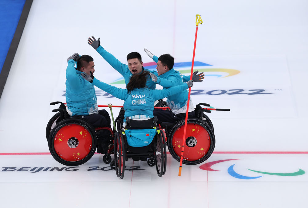 3月12日，中国队选手在北京冬残奥会轮椅冰壶金牌赛后庆祝。新华社发（胡星宇摄）