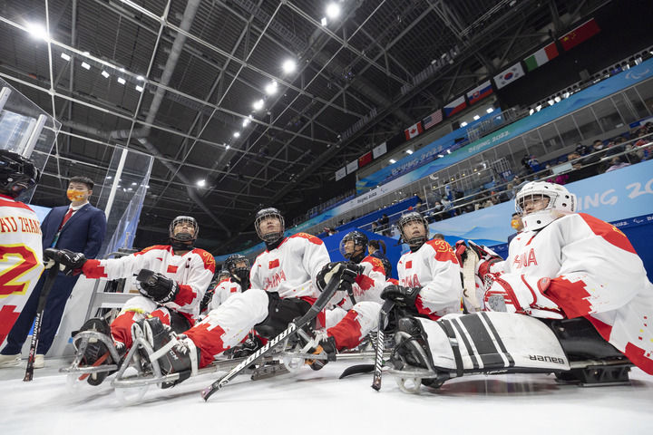 3月5日，在北京冬残奥会残奥冰球小组赛中，中国队球员入场。新华社记者才扬摄