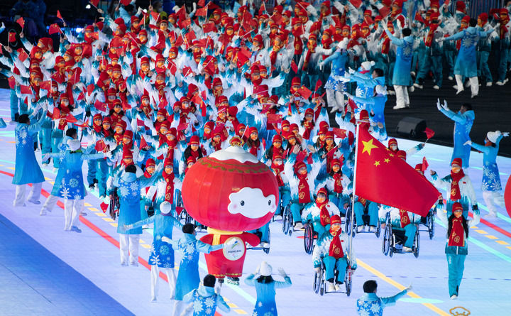 3月4日晚，北京2022年冬残奥会开幕式在北京国家体育场举行，中国代表团在开幕式上入场。新华社记者邬惠我摄