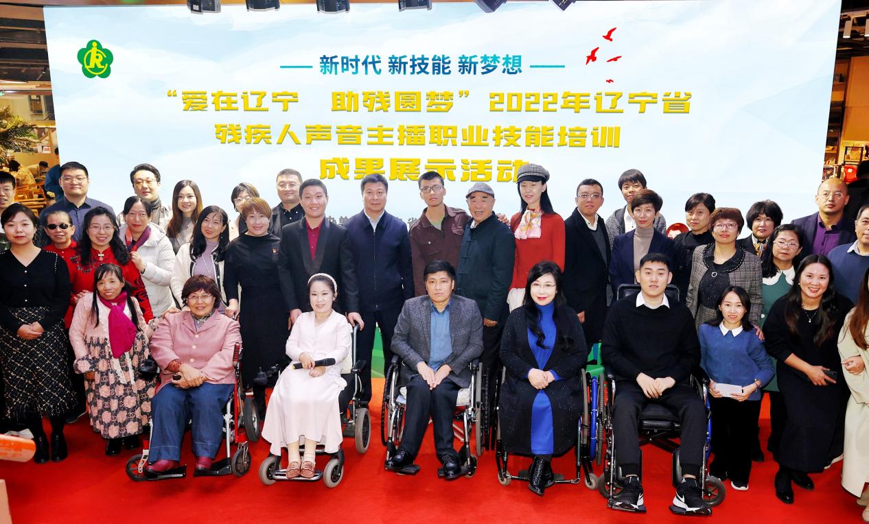 图为活动现场集体合影