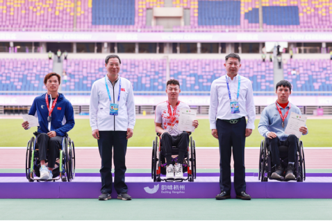 图为我省轮椅竞速运动员张晨阳T34男子800米冠军颁奖仪式