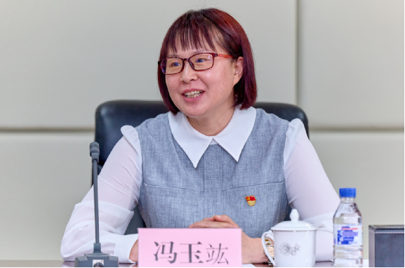 图为省委第八巡回指导组副组长冯玉竑出席会议并讲话