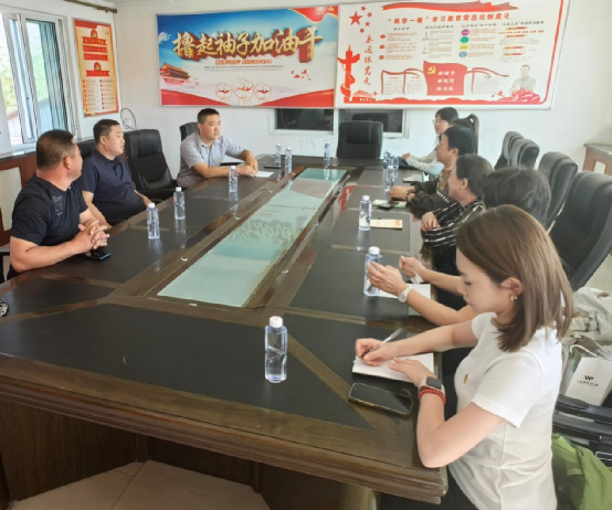 图为座谈会现场