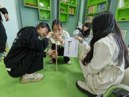 图为DIY辅助器具模型制作现场