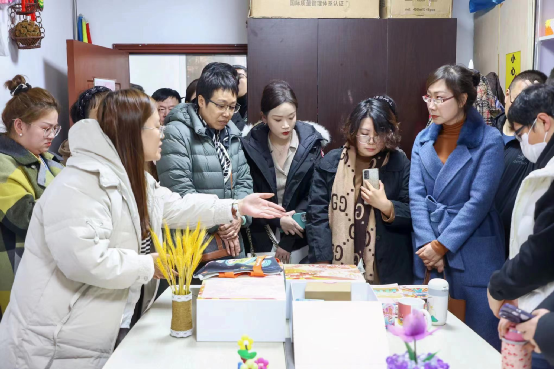 图为企业家代表参观残疾人辅助性就业机构