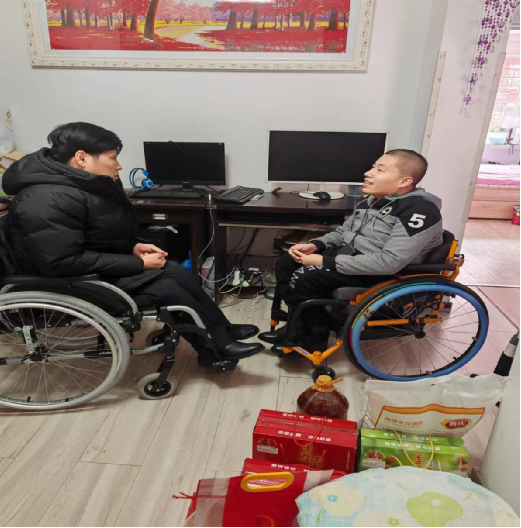 图为刘懿副理事长走访慰问困难残疾人家庭