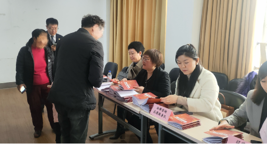 图为辽宁省律师协会志愿服务队现场提供法律援助志愿服务