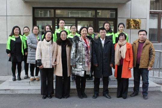 图为各位领导与教师代表合影