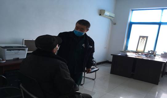 图为市第六人民医院医生正在为残疾人检查