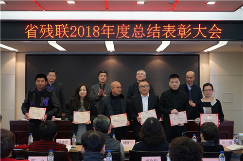 服务中心优秀工作者代表上台领取荣誉证书