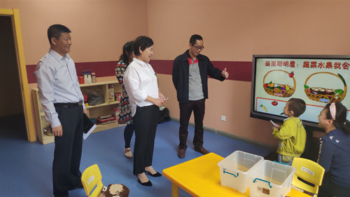 图为观看现场教学