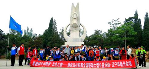 图为全体智障人士、家长、志愿者合影