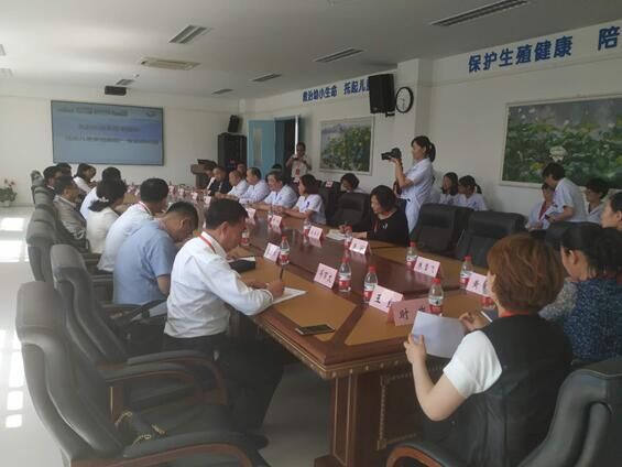 图为座谈现场