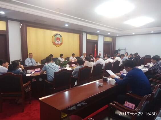 图为座谈现场 图为座谈现场