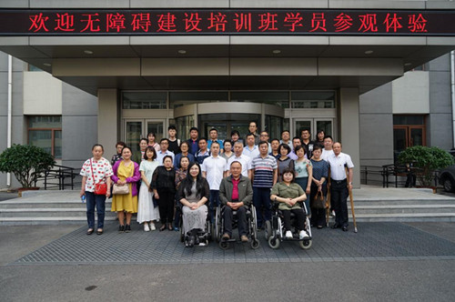 图为参观人员合影