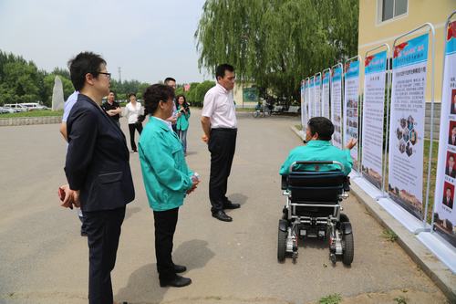图为市政府副秘书长刘军调研残疾人就业基地