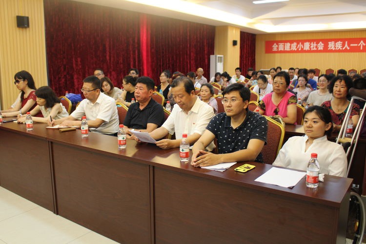 图为报告会现场 图为报告会现场