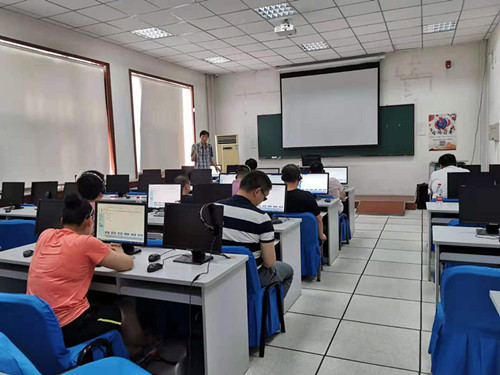 图为盲人学员们进行笔试计算机实操培训