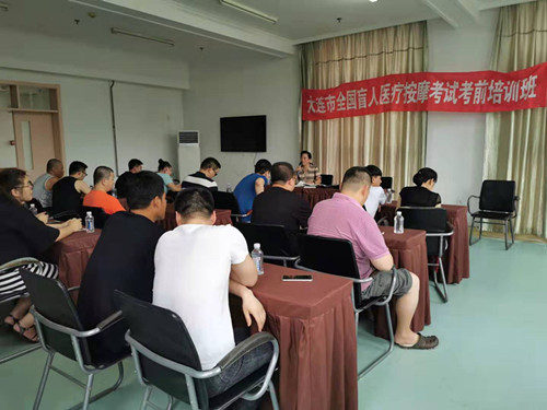 图为长春大学特殊教育学院教授为盲人学员们讲授经络腧穴学 图为长春大学特殊教育学院教授为盲人学员们讲授经络腧穴学