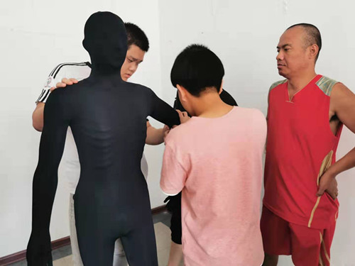 图为盲人学员们使用智能化腧穴仪练习认穴取穴 图为盲人学员们使用智能化腧穴仪练习认穴取穴