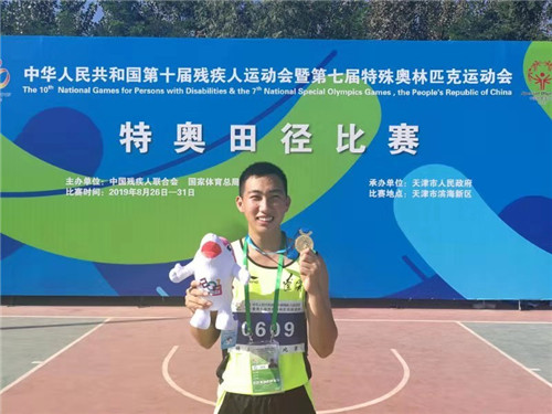 图为特奥会运动员孔令晖 图为特奥会运动员孔令晖