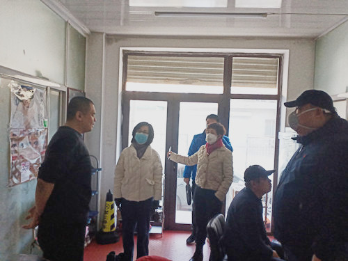 图为抚顺市残联党组书记、理事长夏璟超(左二)叮嘱佟明涛院长做好疫情防控工作 图为抚顺市残联党组书记、理事长夏璟超(左二)叮嘱佟明涛院长做好疫情防控工作