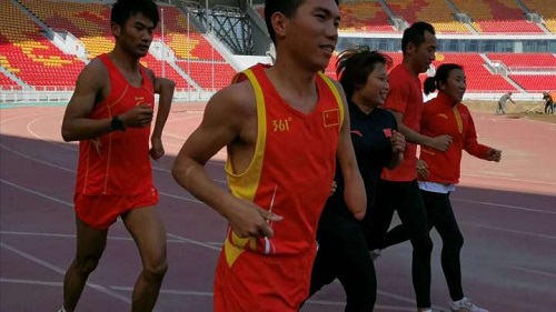 图为运动员适应场地