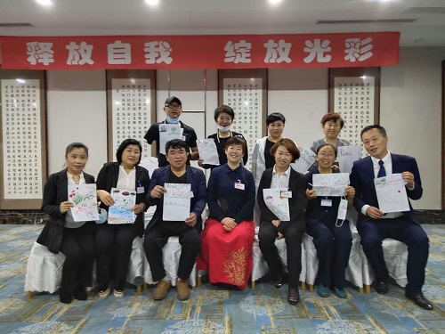 图为残疾人正在展示作品