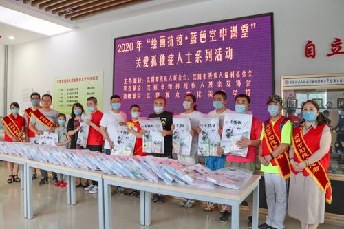 图为孤独症人士代表接受捐赠