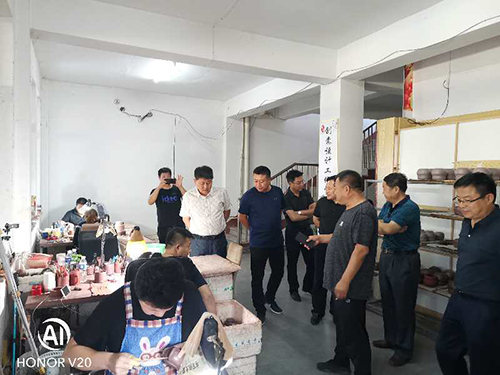 图为在紫砂培训基地调研 图为在紫砂培训基地调研