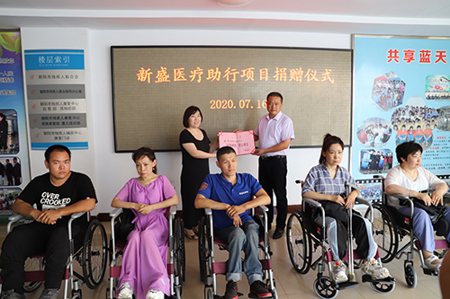 图为省福利基金会副秘书长周泓含(后排左一)向新盛医疗副总经理黄志建(后排右一)颁发捐赠证书 图为省福利基金会副秘书长周泓含(后排左一)向新盛医疗副总经理黄志建(后排右一)颁发捐赠证书