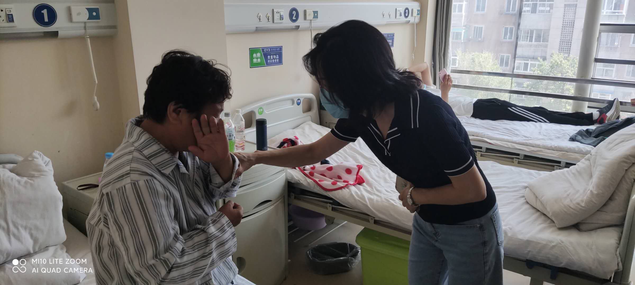 图为市残联夏璟超理事长在爱尔眼科医院详细询问白内障患者术前准备情况 图为市残联夏璟超理事长在爱尔眼科医院详细询问白内障患者术前准备情况